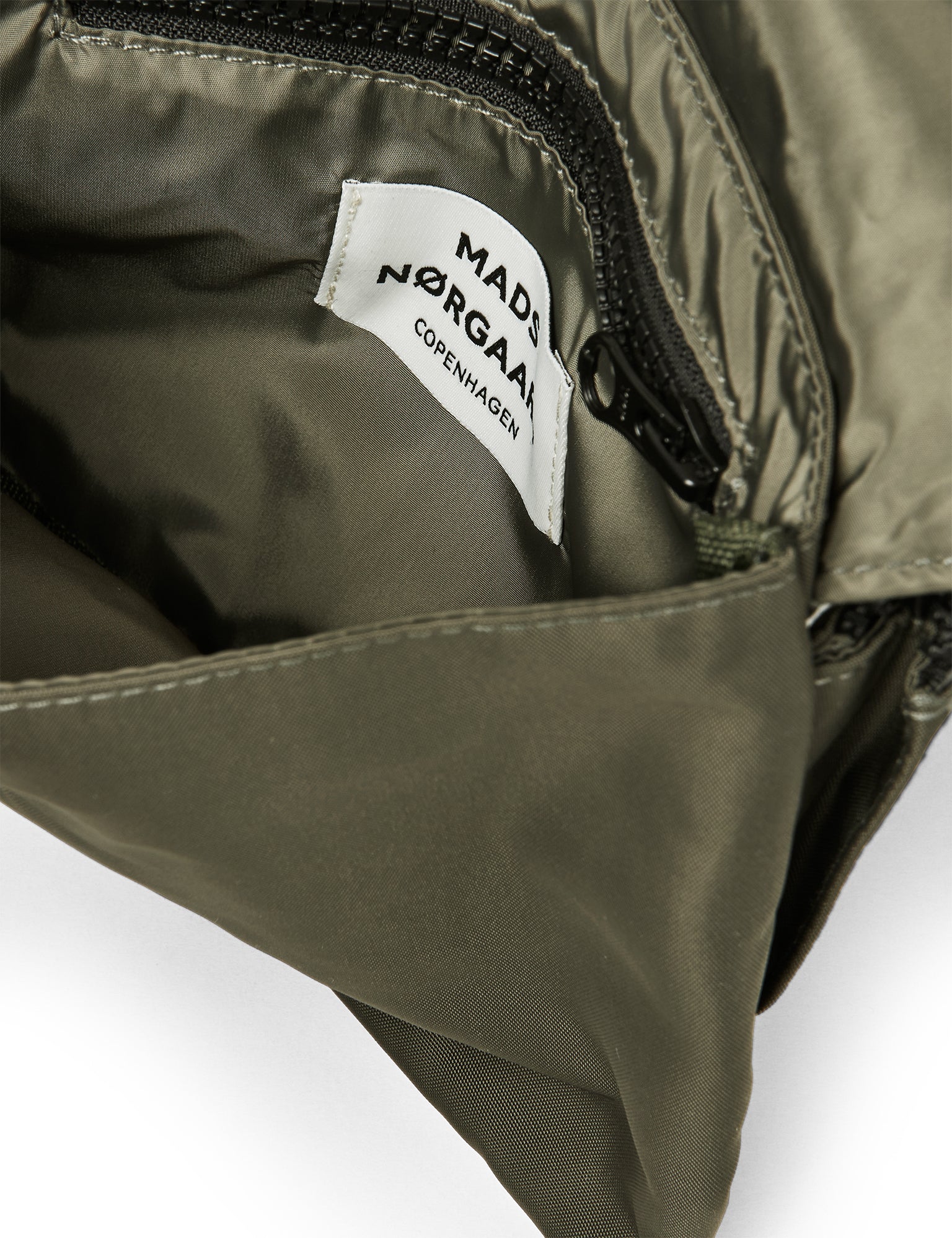 Mads Nørgaard - Tian benne bag Tarmac