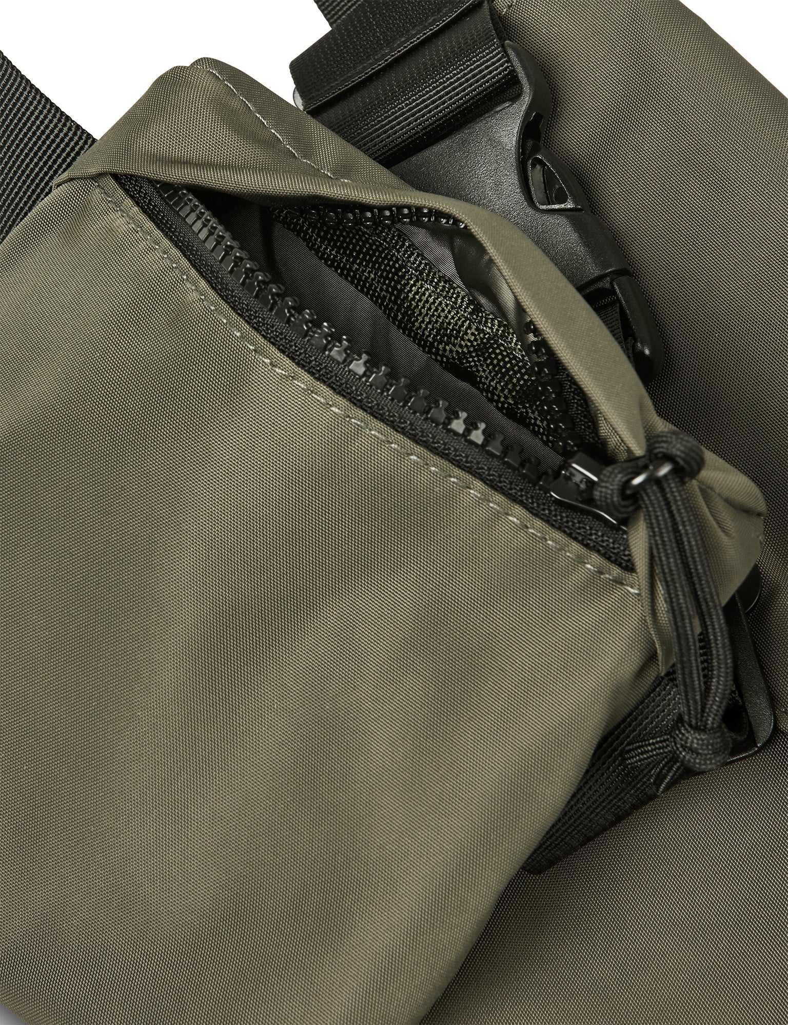 Mads Nørgaard - Tian benne bag Tarmac