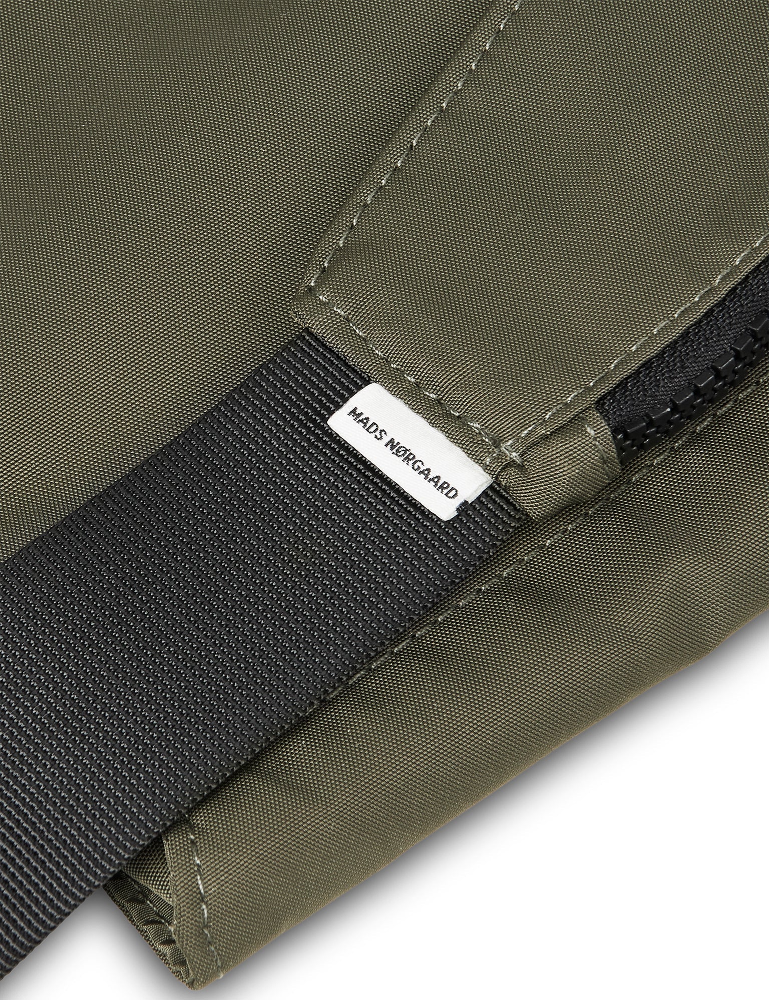 Mads Nørgaard - Tian benne bag Tarmac