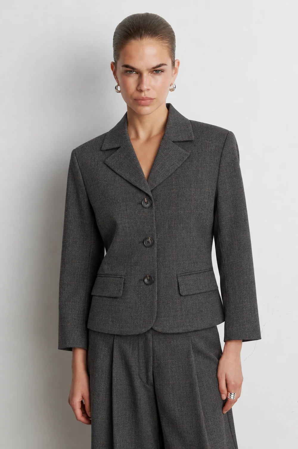 Second female - Anjou short blazer Dark grey melange