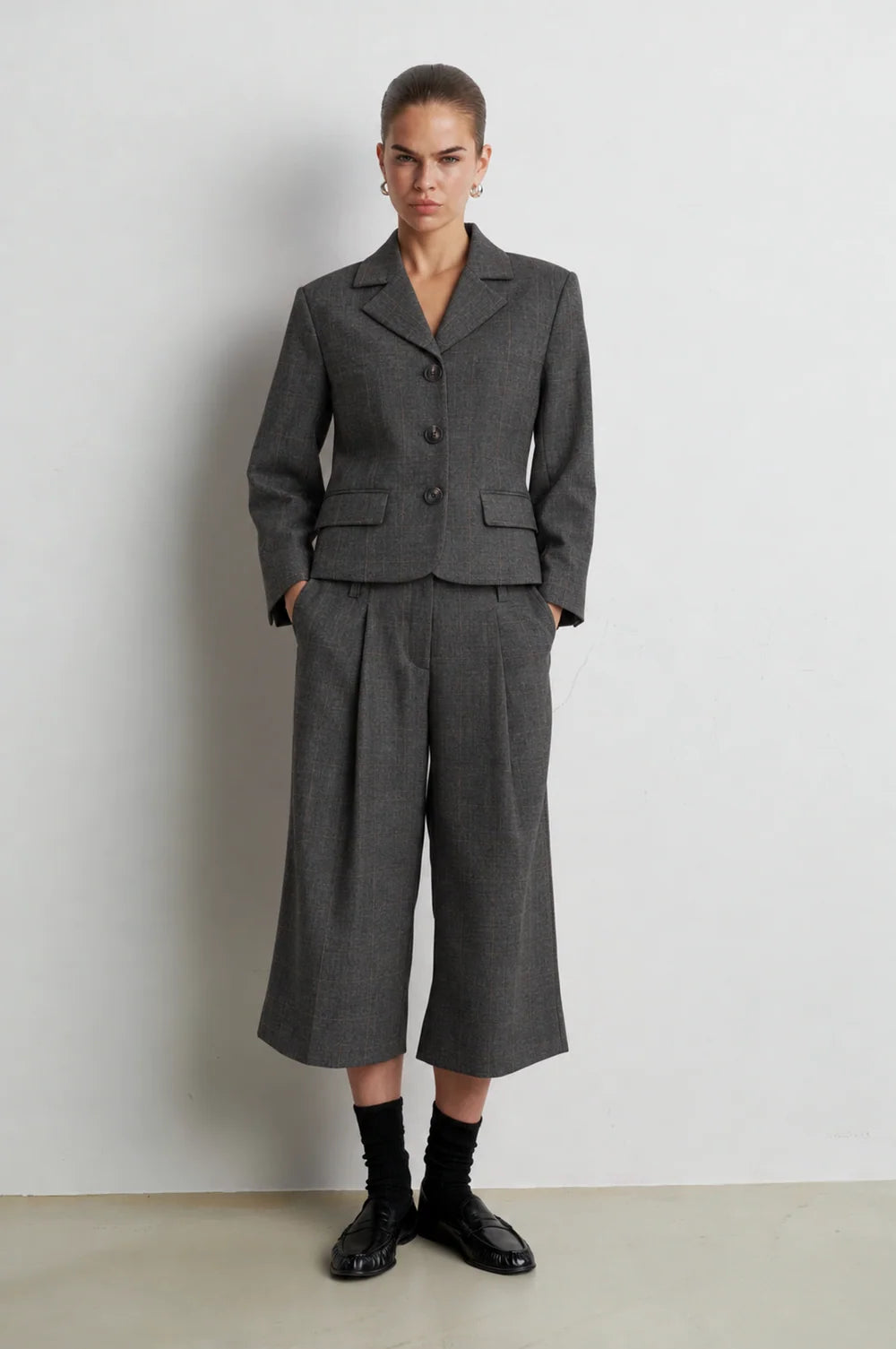 Second female - Anjou short blazer Dark grey melange