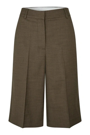 Second female - Sharo long shorts